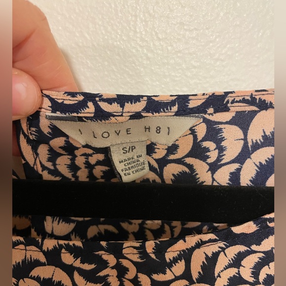 Navy/pink patterned blouse w/ cuffed sleeves and front pocket size Small - Picture 6 of 6